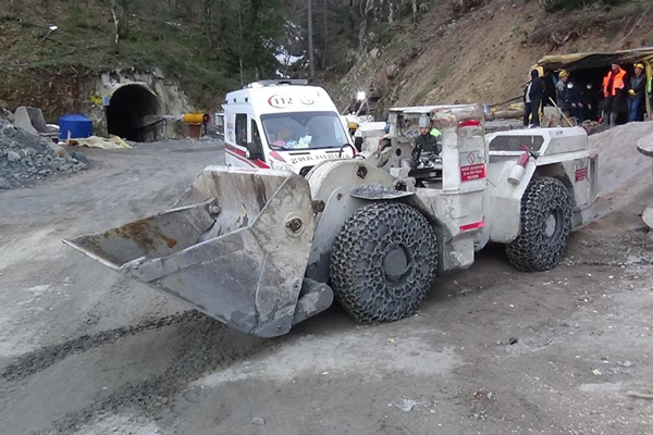 Foto - Göçük altındaki maden işçisi için çalışma devam ediyor