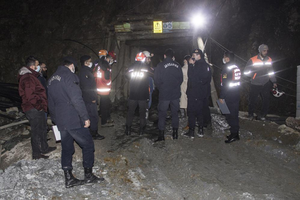 Foto - Göçük altındaki maden işçisi için çalışma devam ediyor