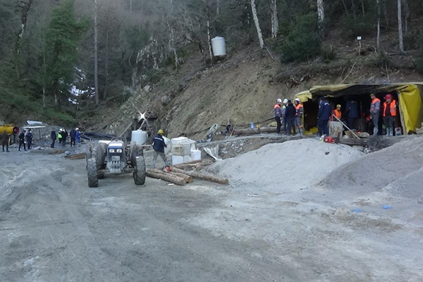 Foto - Göçük altındaki maden işçisi için çalışma devam ediyor