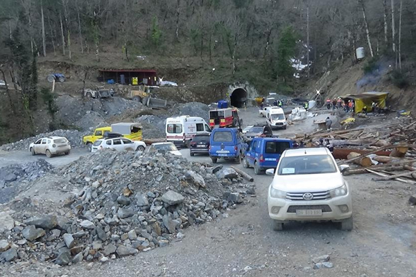 Foto - Göçük altındaki maden işçisi için çalışma devam ediyor