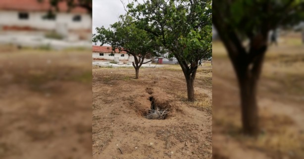 Foto - Göçük ve yarıklar endişe uyandırdı! Depremin habercisi mi?