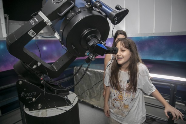 Gök bilim meraklıları, ayın ilk dördün evresini gözlemledi