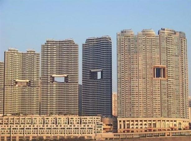 Foto - Gökdelenlerdeki dev delikler ne anlama geliyor?