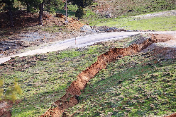 Foto - Göksun’da yüzey kırıkları böyle görüntülendi! Afetin boyutu bir kez daha şaşırttı