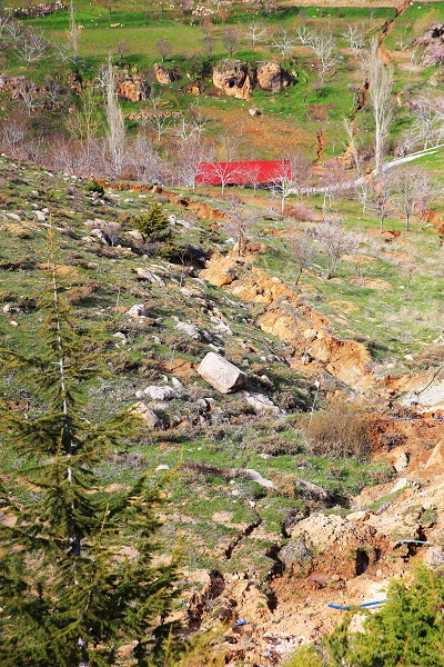 Foto - Göksun’da yüzey kırıkları böyle görüntülendi! Afetin boyutu bir kez daha şaşırttı