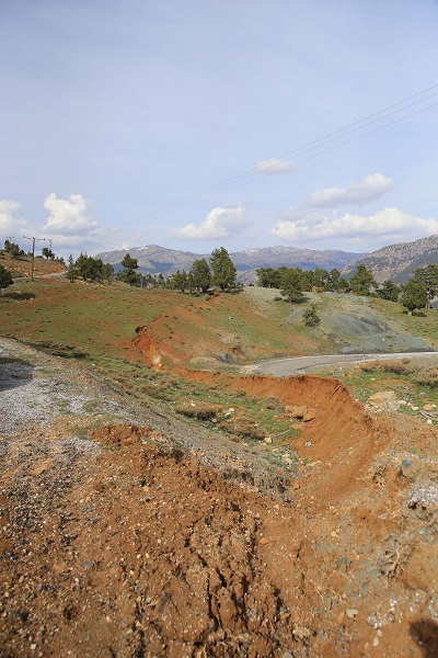Foto - Göksun’da yüzey kırıkları böyle görüntülendi! Afetin boyutu bir kez daha şaşırttı