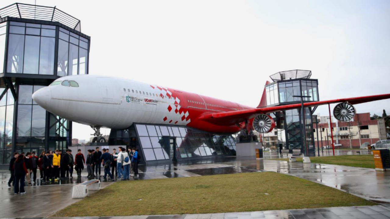 Gökyüzünden eğitim kürsüsüne: Emekli dev uçak bilim üssü oldu! Airbus A340 artık ders veriyor