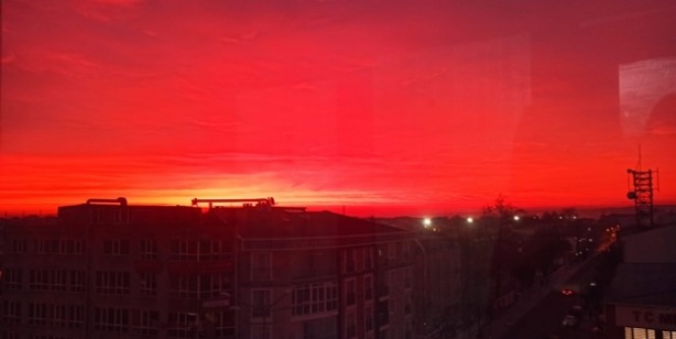 Gökyüzünü gören telefona sarıldı!