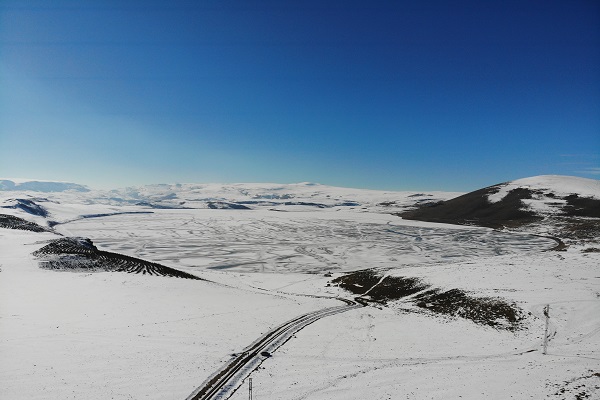 Göl buz tuttu ortaya tabloluk manzaralar çıktı!