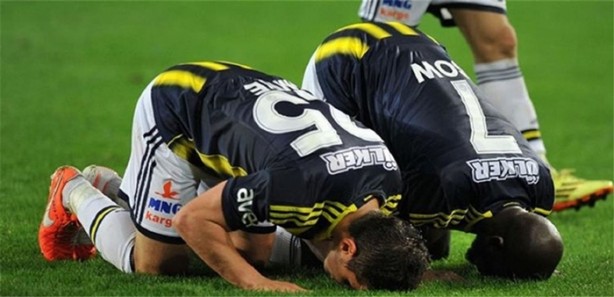 Foto - Gol sevincini secdede yaşayan golcüler!