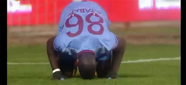 Foto - Gol sevincini secdede yaşayan golcüler!