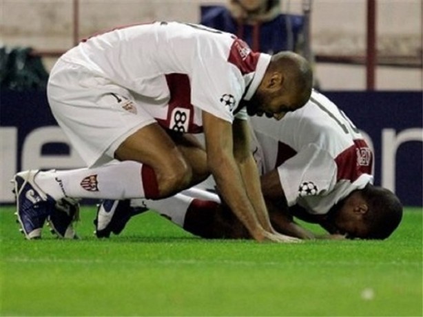 Foto - Gol sevincini secdede yaşayan golcüler!