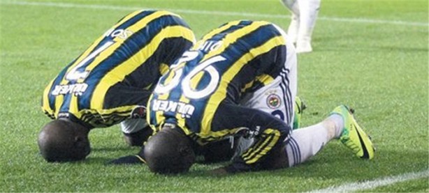 Foto - Gol sevincini secdede yaşayan golcüler!