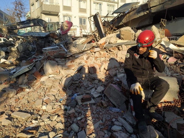 Gölcük depreminde enkazdan kurtuldu... Kahramanmaraş'ta afetzedelerin imdadına koştu