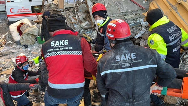 Foto - Gölcük depreminde enkazdan kurtuldu... Kahramanmaraş'ta afetzedelerin imdadına koştu