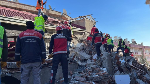 Foto - Gölcük depreminde enkazdan kurtuldu... Kahramanmaraş'ta afetzedelerin imdadına koştu