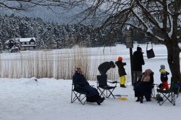 Gölcük dondu, ziyaretçiler akın etti
