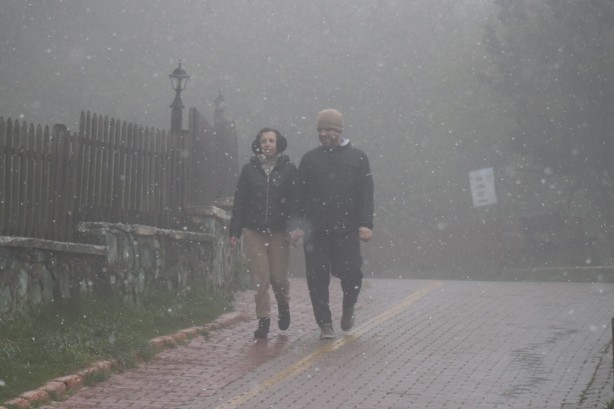 Gölcük Tabiat Parkı'nda Nisan ayında kar sürprizi