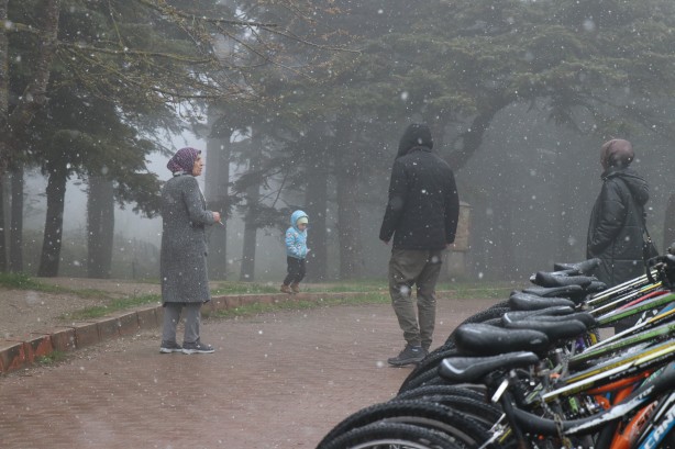 Foto - Gölcük Tabiat Parkı'nda Nisan ayında kar sürprizi