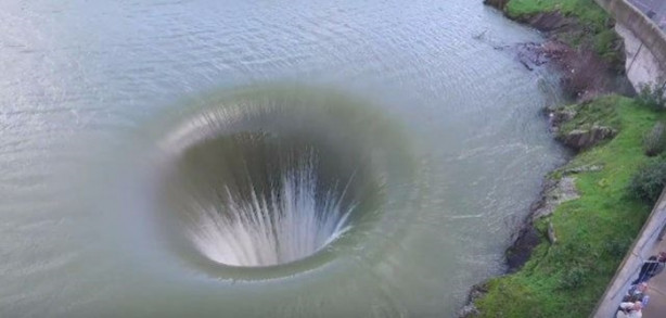 Foto - Göldeki çukurla ilgili iddia dudak uçuklatıyor!