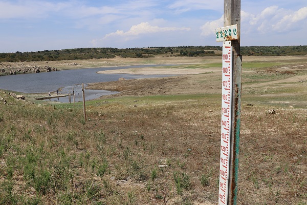 Foto - Gölet kuraklık nedeniyle dip seviyeyi gördü