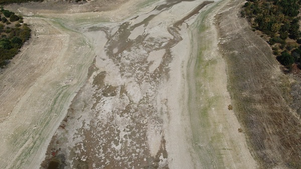 Foto - Gölet kuraklık nedeniyle dip seviyeyi gördü