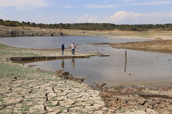 Foto - Gölet kuraklık nedeniyle dip seviyeyi gördü