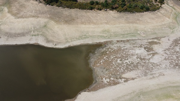 Foto - Gölet kuraklık nedeniyle dip seviyeyi gördü