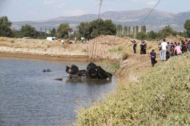 Foto - Gölete düşen iş makinesinin operatörü hayatını kaybetti