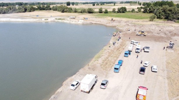 Foto - Gölete düşen iş makinesinin operatörü hayatını kaybetti