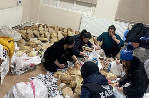 Foto - Gölmarmara’da köylüler bu kez depremzedeler için fırınlarını yaktı