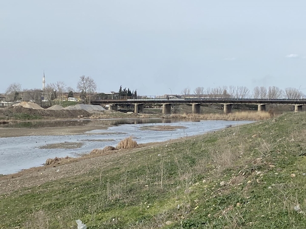 Gönen çayında korkutan görüntü! Son yılların en düşük seviyesinde