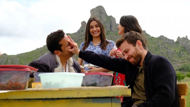 Foto - Gönül Dağı setinde taciz skandalı... İğrenç olay o iki kadın arasında yaşandı! Rezalet ki ne rezalet