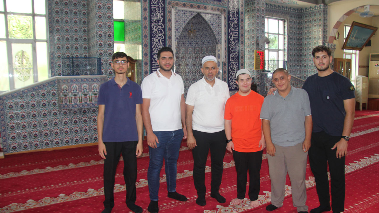 Foto - Gönülleri ısıtan hikaye! Ezan okunur okunmaz camiye koşuyor