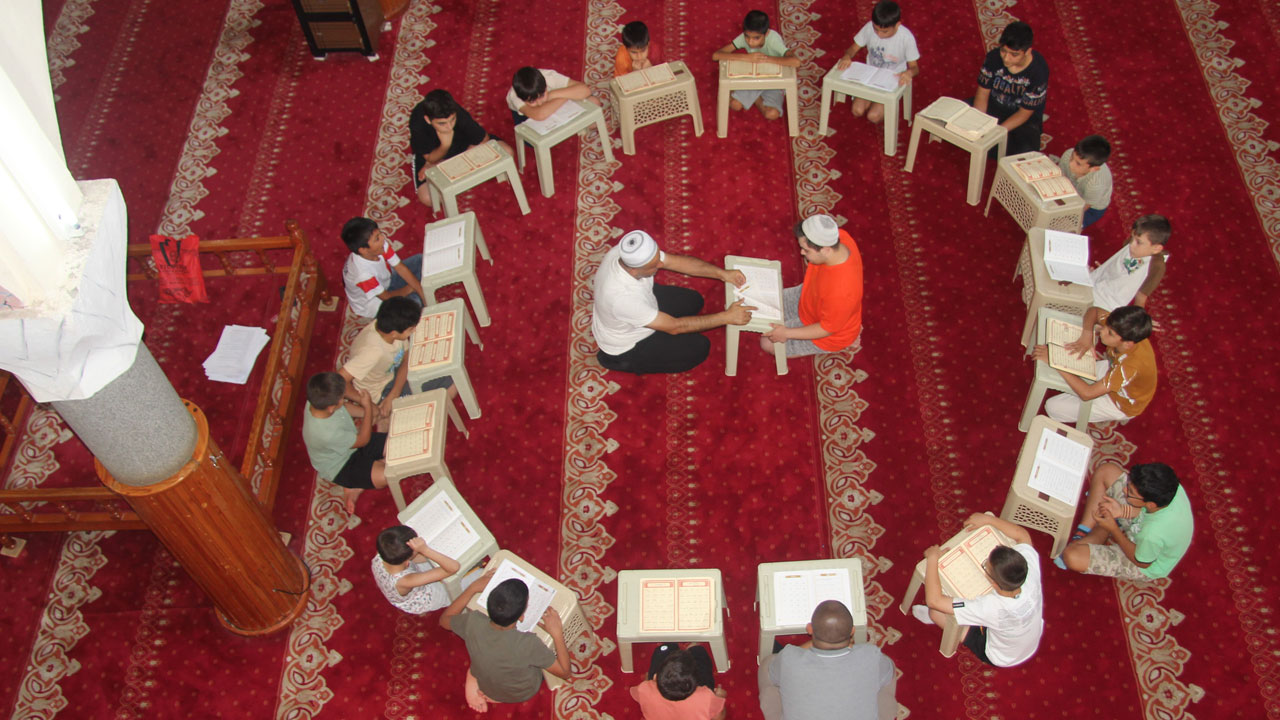 Foto - Gönülleri ısıtan hikaye! Ezan okunur okunmaz camiye koşuyor