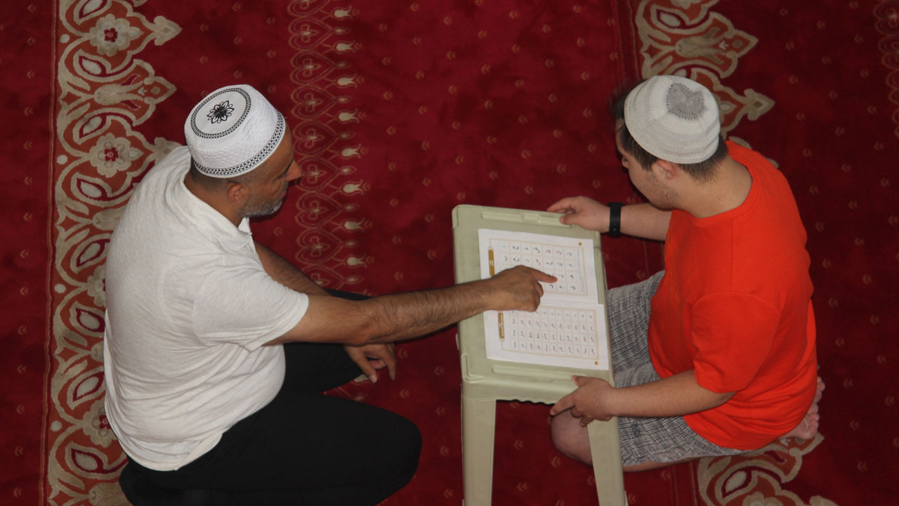 Foto - Gönülleri ısıtan hikaye! Ezan okunur okunmaz camiye koşuyor