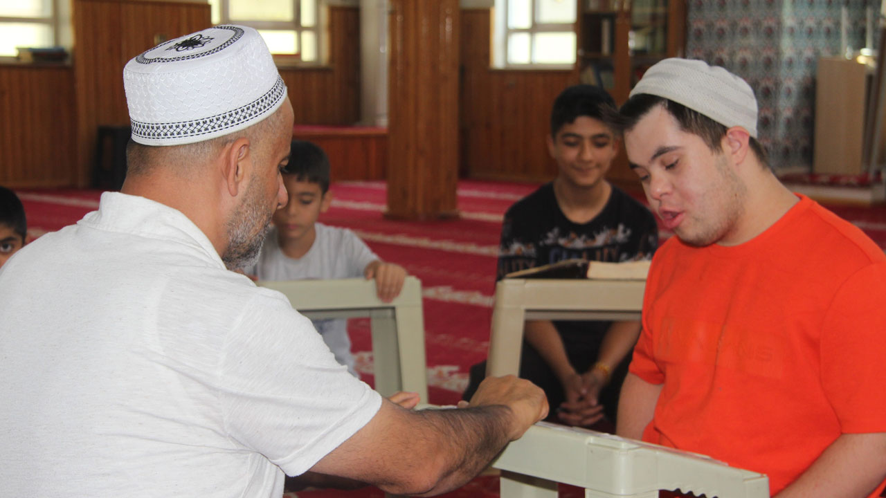 Foto - Gönülleri ısıtan hikaye! Ezan okunur okunmaz camiye koşuyor