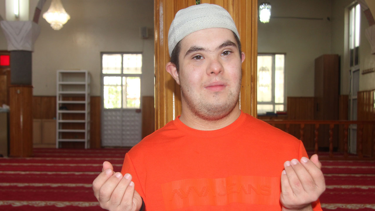 Foto - Gönülleri ısıtan hikaye! Ezan okunur okunmaz camiye koşuyor