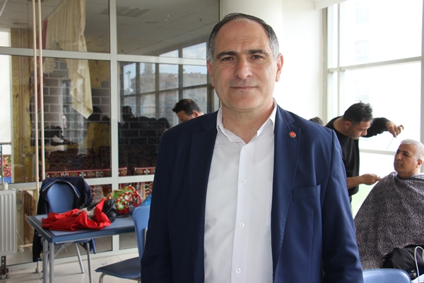 Foto - Gönüllü berber ve kuaförlerden depremzedelere saç bakımı