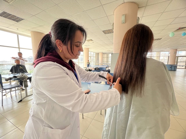Gönüllü berber ve kuaförlerden depremzedelere saç bakımı