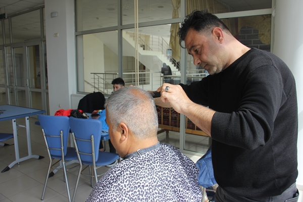 Foto - Gönüllü berber ve kuaförlerden depremzedelere saç bakımı