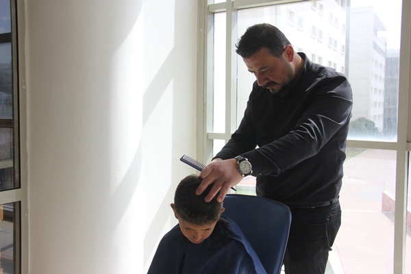 Foto - Gönüllü berber ve kuaförlerden depremzedelere saç bakımı