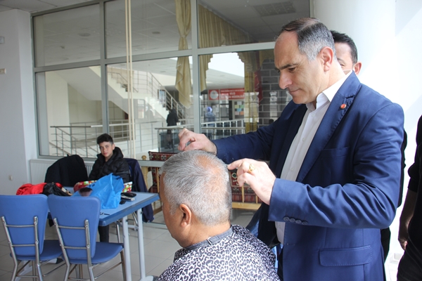 Foto - Gönüllü berber ve kuaförlerden depremzedelere saç bakımı