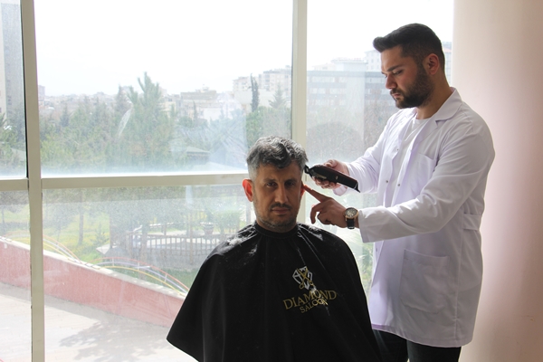 Foto - Gönüllü berber ve kuaförlerden depremzedelere saç bakımı
