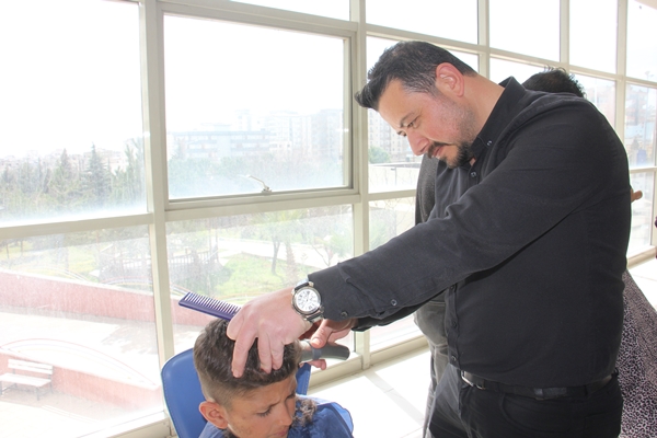Foto - Gönüllü berber ve kuaförlerden depremzedelere saç bakımı