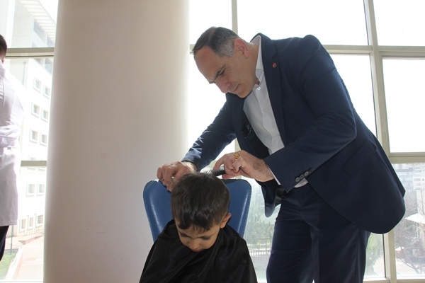 Foto - Gönüllü berber ve kuaförlerden depremzedelere saç bakımı