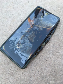 Foto - Google’ın ucuz telefonu cepte değil, elde patladı! 