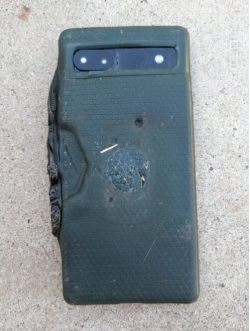 Foto - Google’ın ucuz telefonu cepte değil, elde patladı! 