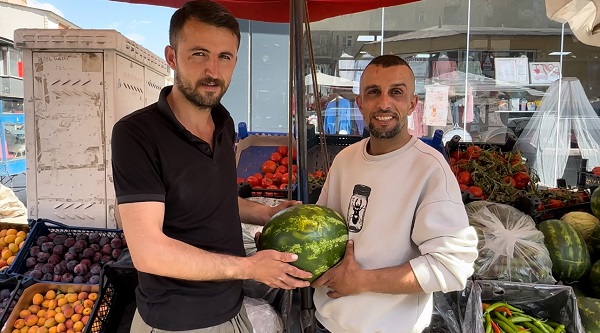 Foto - Gören dönüp tekrar bakıyor! Bakın karpuzun üzerinde ne yazıyor