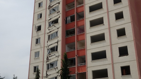 Foto - Gören dönüp tekrar bakıyor! Bakın bu bina depremde nasıl hasar aldı